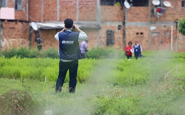 Recenseadores do IBGE em pequena propriedade agrícola em Pernambués por Foto: Marina Silva/CORREIO