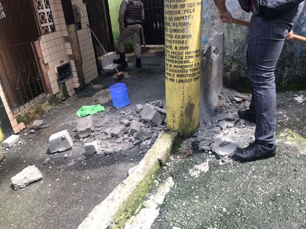 Policiais foram na Rua Nova Esperança, para constatar informações sobre a construção da barreira. por Divulgação/SSP