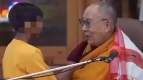 Dalai Lama beijando criança por Reprodução / Redes sociais