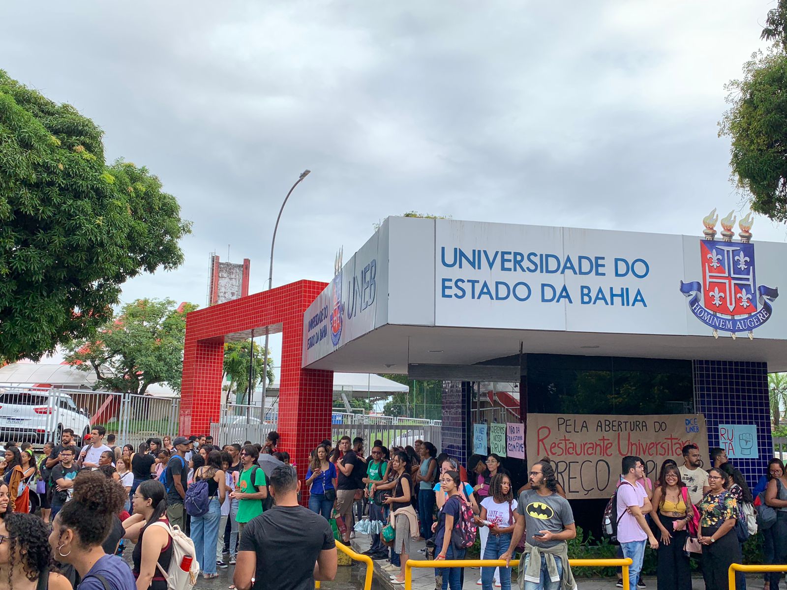 Estudantes da Uneb protestam para que Justiça e Governo resolvam