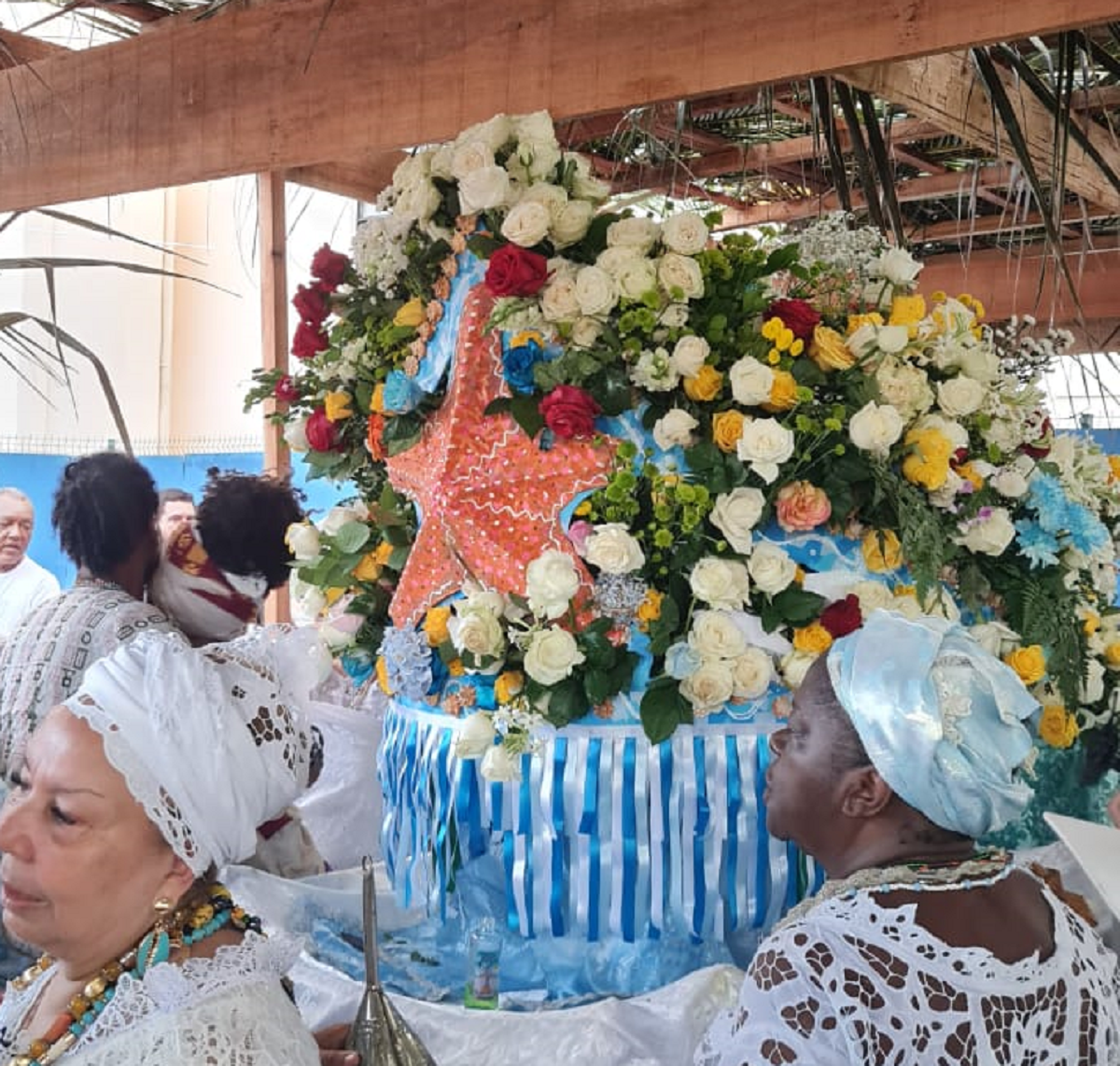 G1 - Flores predominam entre presentes a Iemanjá; 'mais ecológico', dizem  fiéis - notícias em Verão 2015