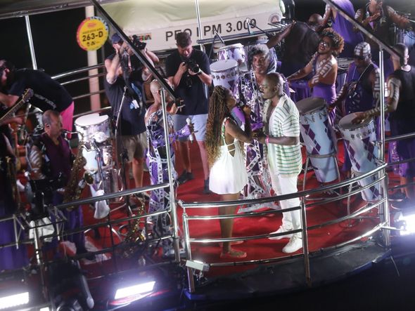 Casamento da cientista Bárbara Carine com o ator Thiago Tomé no trio da Timbalada por Marina Silva/CORREIO
