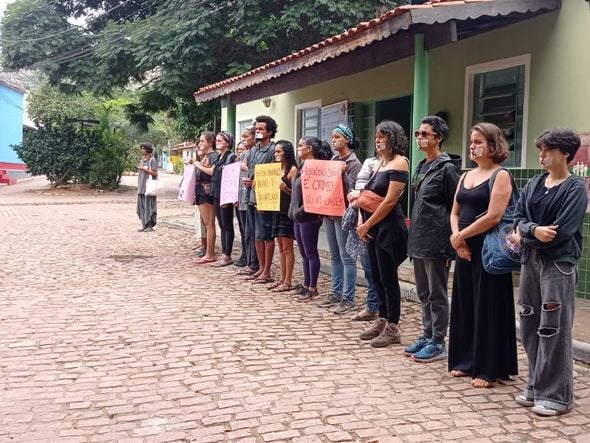 Grupo protestou em frente à USF por Reprodução