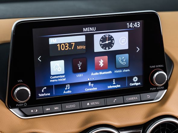 Intuitiva, a central multimídia tem tela com 8 polegadas