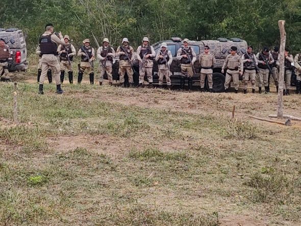 Policias Militares estiveram no local acompanhando a ocorrência por Foto: Divulgação/MST-BA