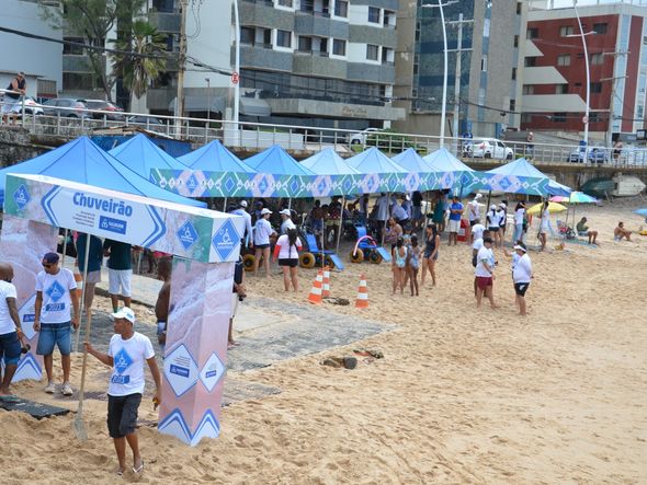Praia de Ondina conta com tendas, chuveirão, banheiros especiais e pistas de acesso, além de áreas para atividades recreativas por Welber Ramos/Divulgação