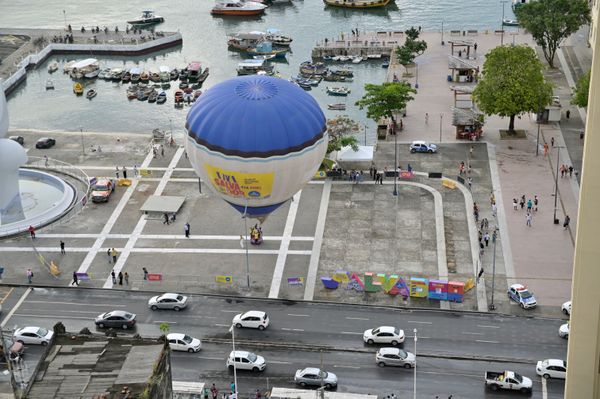 Balão visto do Elevador Lacerda por Paula Fróes/CORREIO