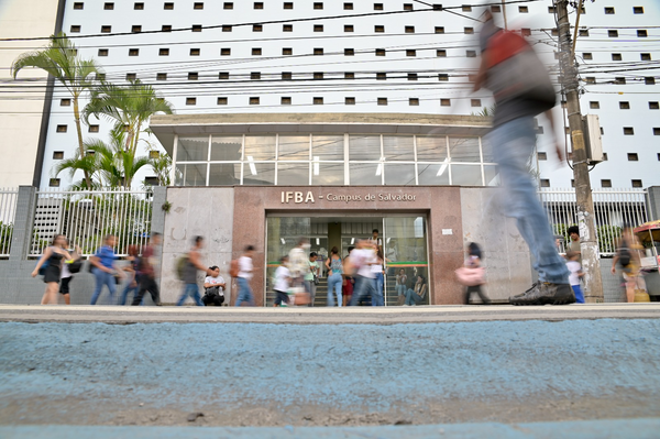 Movimentação de estudantes na entrada do campus do Ifba em Salvador