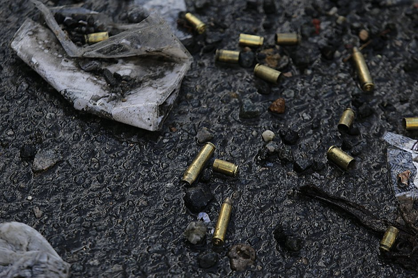 Rua em Tancredo Neves amanheceu cheia de cartuchos de balas após guerra entre facções