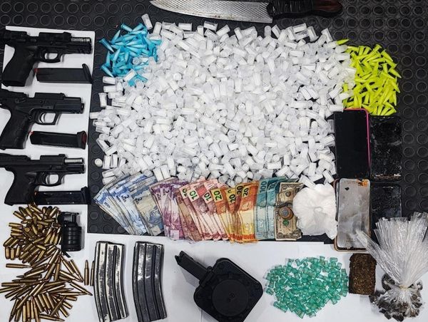 Armas, drogas e granada apreendidas em Tancredo Neves  por Divulgação/SSP-BA