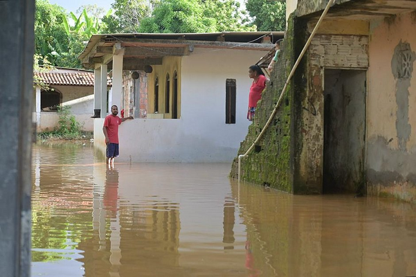 Moradores do bairro Castelo Branco, em Salvador, tiveram as casas invadidas pela água da chuva por Paula Fróes/CORREIO