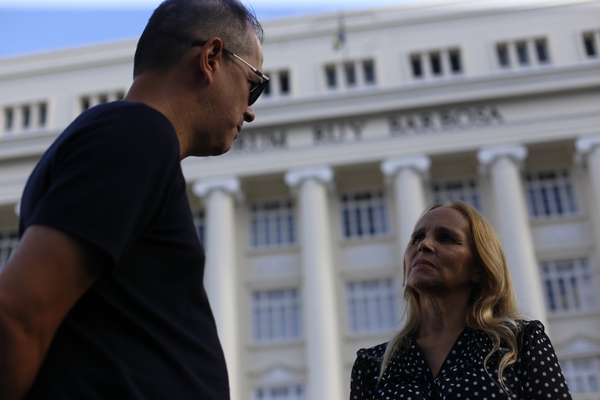 Marion Terra e o irmão de Lucas esperam começo do júri na frente do fórum Rui Barbosa por Marina Silva/CORREIO