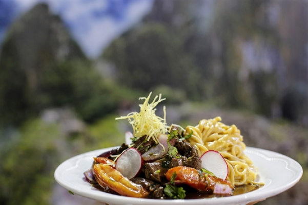 Tallarín saltado com carne do Rincón Latino, com Machu Picchu ao fundo por Marina Silva/CORREIO