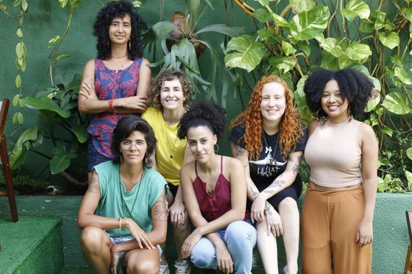 Uma verdadeira seleção. Da esquerda para a direita: Neila Kadhí (violão e vocal), Carla Suzart (vocal, guitarra e baixo), Kamile Levek (baixo e guitarra), Tamires Estrela (baixo e guitarra),  Lorena Martins (bateria) e Daniela Nátali (sopro)