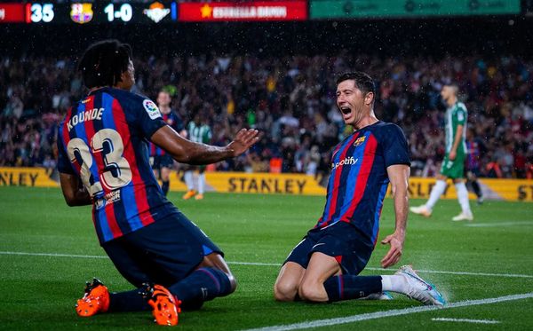 Koundé comemora, com Lewandowski, segundo gol do Barcelona sobre o Betis por Sara Gordon/FC Barcelona