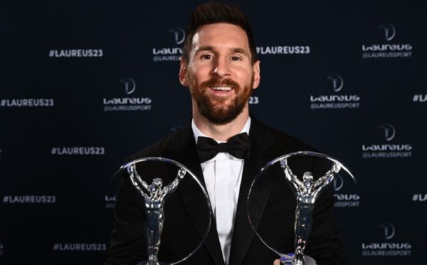 Messi com o prêmio de Melhor Atleta e Time do ano por Reprodução/Twitter @LaureusSport