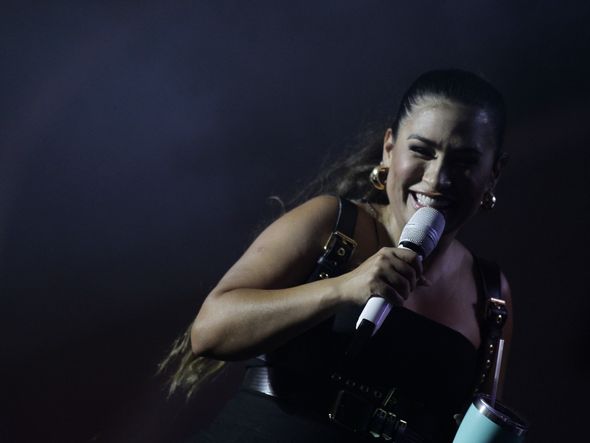 A cantora baiana Simone Mendes estreou a carreira solo em Salvador, abusando da sofrência, depois de anos cantando com a irmã Simária por Arisson Marinho/CORREIO