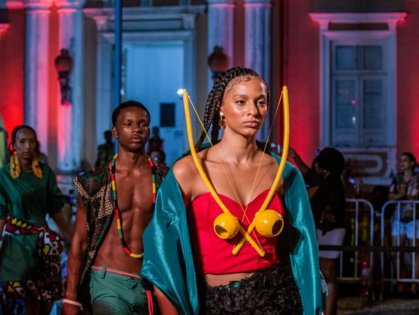 Hellen Miller desfilou com look de Jorge Andrade por Foto: Lucas Assis/AFD 2022