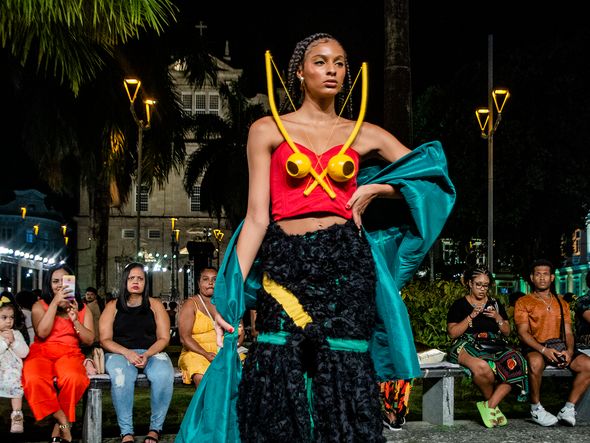 Hellen Miller desfilou com look de Jorge Andrade por Foto: Lucas Assis/AFD 2022