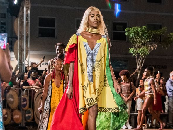 Nininha Problemática desfilou com look criado por Rômulo Salomão por Foto: Lucas Assis/AFD 2022