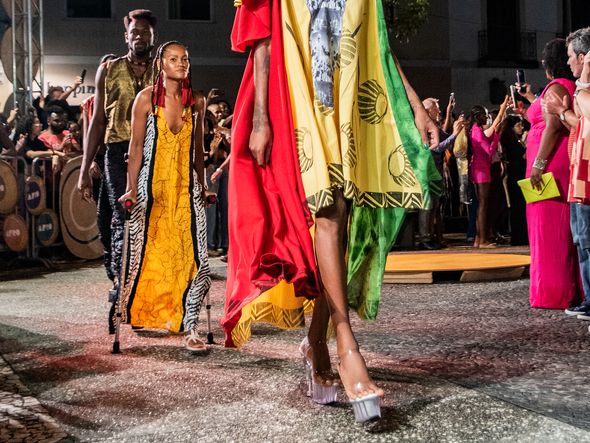 Nininha Problemática desfilou com look criado por Rômulo Salomão por Foto: Lucas Assis/AFD 2022