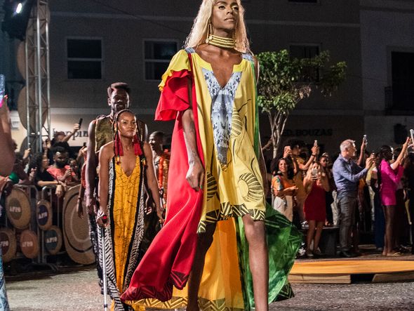 Nininha Problemática desfilou com look criado por Rômulo Salomão por Foto: Lucas Assis/AFD 2022