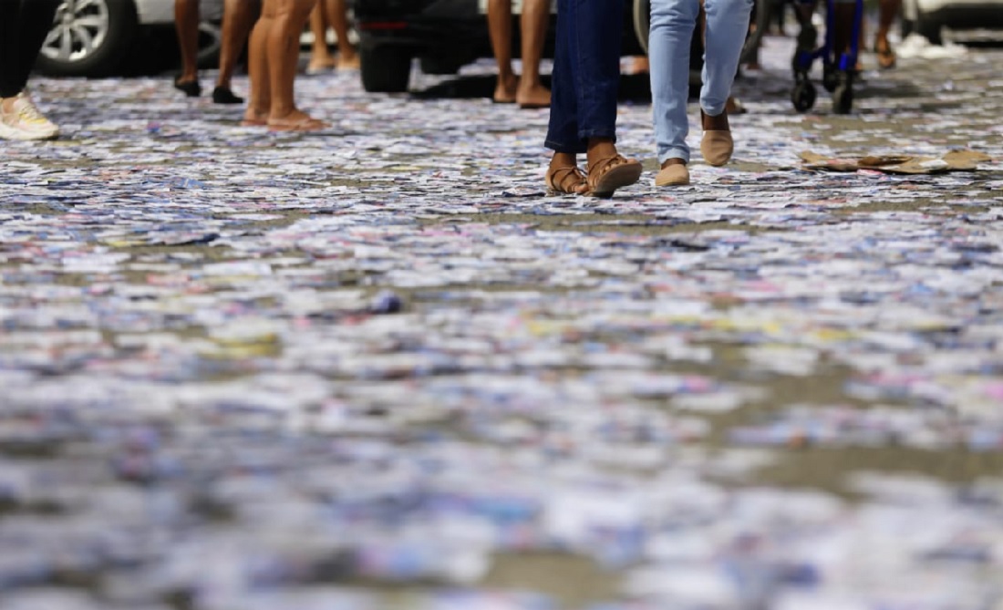 Sujeira Nas Ruas Eleição Em Salvador Começa Com Santinhos Espalhados No Chão 
