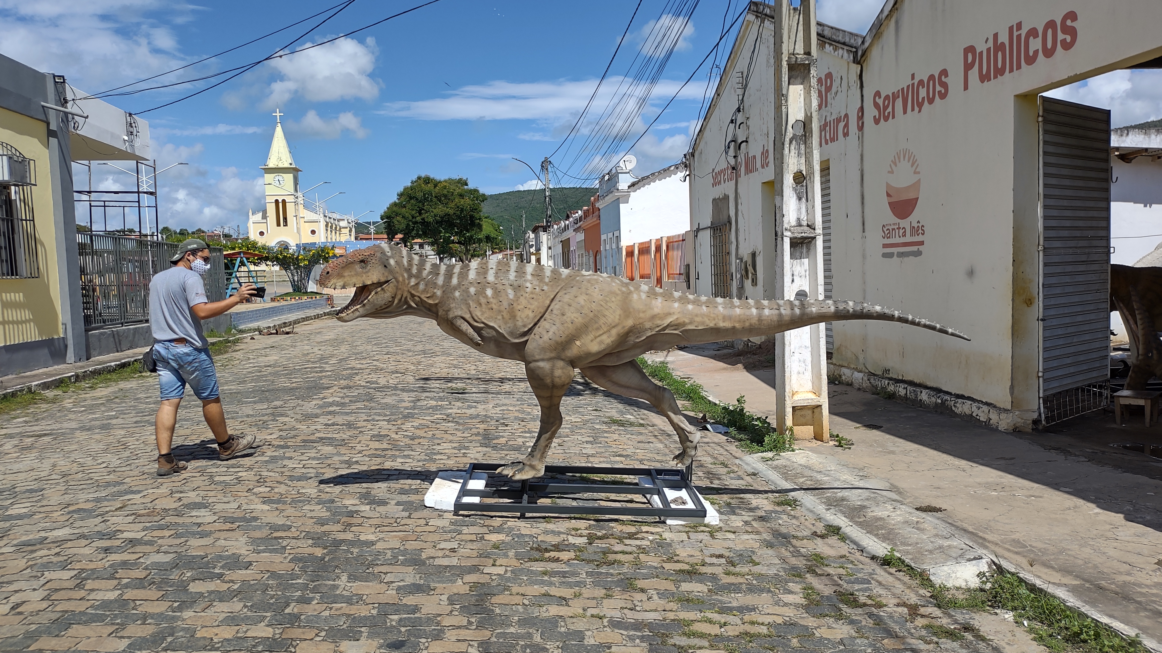 Escultor da região produz dinossauros gigantes no quintal de casa - GMC  Online