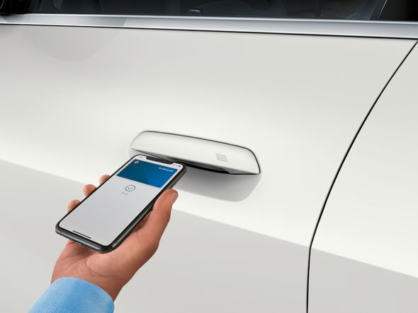 As portas podem ser abertas aproximando o smartphone