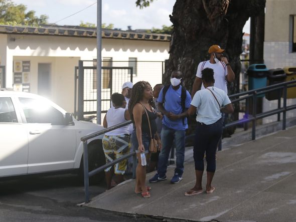Familiares da idosa fizeram plantão na frente do hospital por Arisson Marinho/CORREIO