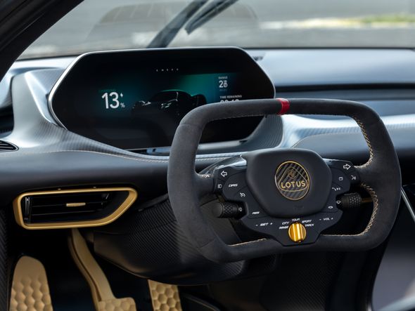 O interior é esportivo e o volante segue o estilo dos Fórmula 1