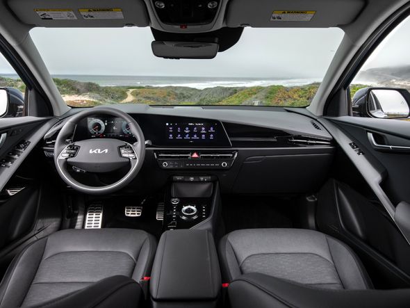O interior é tecnológico e segue as linhas adotadas no Sportage
