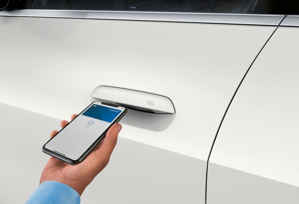 As portas podem ser abertas aproximando o smartphone