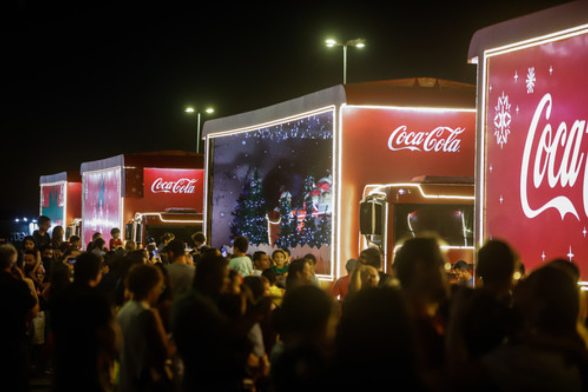 Como fazer um caminhão de Natal da Coca-Cola usando latinhas e