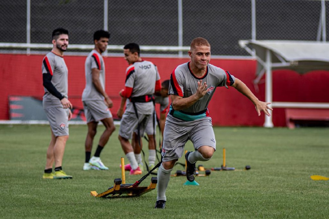 Foguinho e Dinei são relacionados para jogo entre Vitória e Campinense