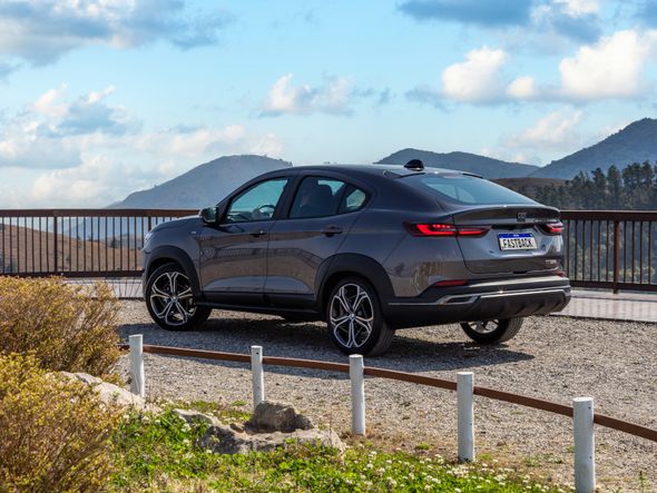 A traseira é similar a adotada pela BMW no X4 e a Audi no Q3 Sportback