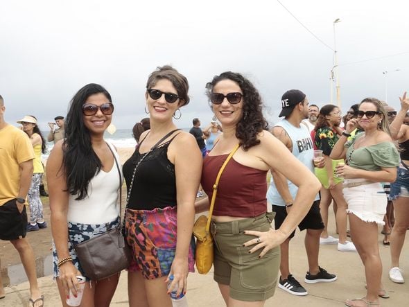 As amigas Olga Marques, Sabrina Figueira e Estela Soares marcaram presença na festa por Foto: Ana Lúcia Albuquerque/ CORREIO