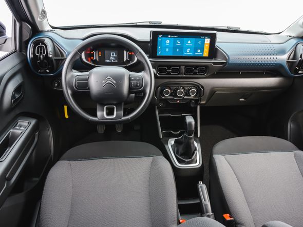 O espaço interno é bom, mas há apenas dois airbags
