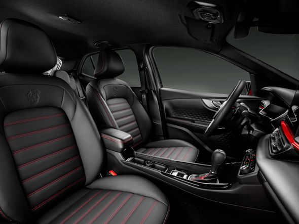 O interior é escuro com detalhes em vermelho
