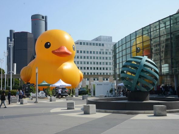 O pato de borracha que ganhou fama na pandemia ganhou uma versão gigante