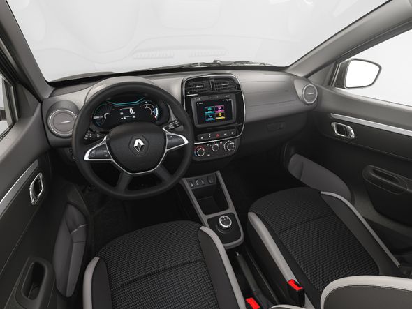Oferecido em versão única, a E-Tech, o carro conta com seis airbags