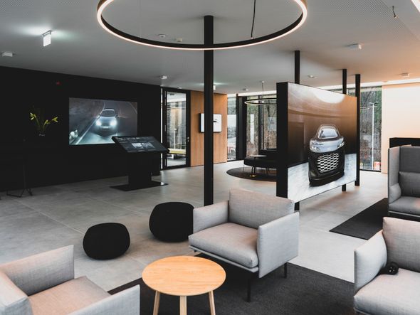 Os motoristas aguardam o carregamento em um lounge