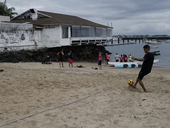 Praia da Preguiça é centro esportivo por Arisson Marinho/CORREIO