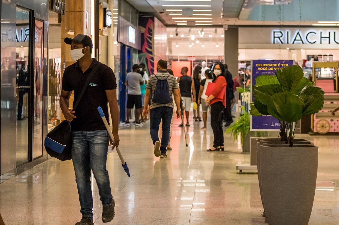 Shopping abre às 6h e recebe grande movimento em Salvador; veja