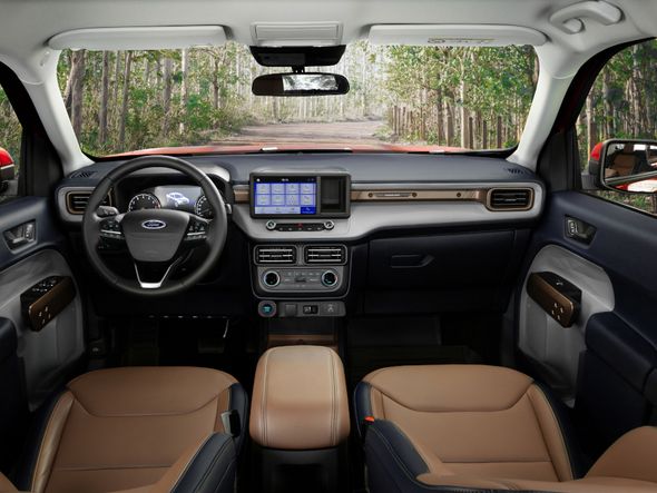 A cabine tem acabamento em couro bicolor e sete airbags de série por Fotos: Ford