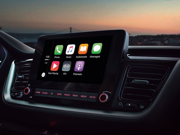 A central multimídia é bastante intuitiva e compatível com CarPlay e Android Auto