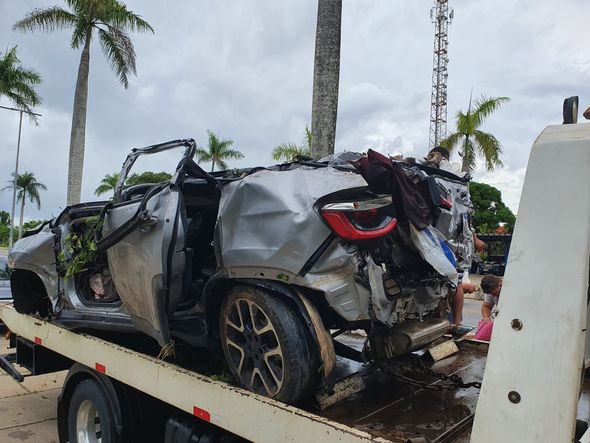 Carro destruído após o acidente  por (Divulgação/PFR)