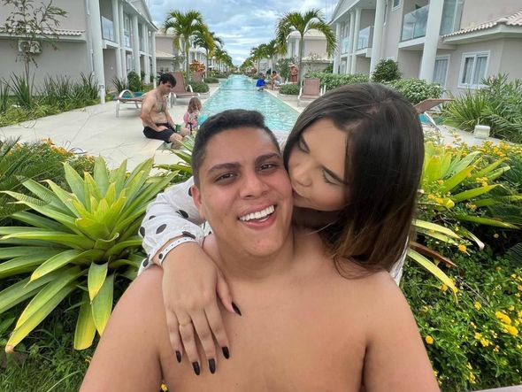 Gabriel e a namorada, filha de Elvira e Roberto por (Reprodução/redes sociais)