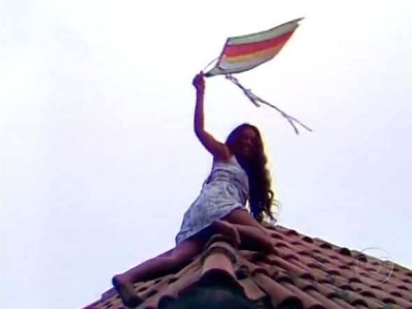Gabriela (Sônia Braga) sobre em um telhado para pegar uma pipa na primeira versão de Gabriela por Memória Globo/divulgação
