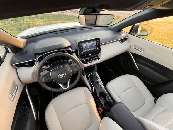 O interior do SUV da Toyota é amplo, oferece bastante tecnologia e há a possibilidade do acabamento interno ser em dois tons por Antônio Meira Jr.